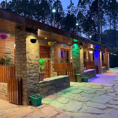 Nature Villaas Basa Homestay Pauri Esterno foto