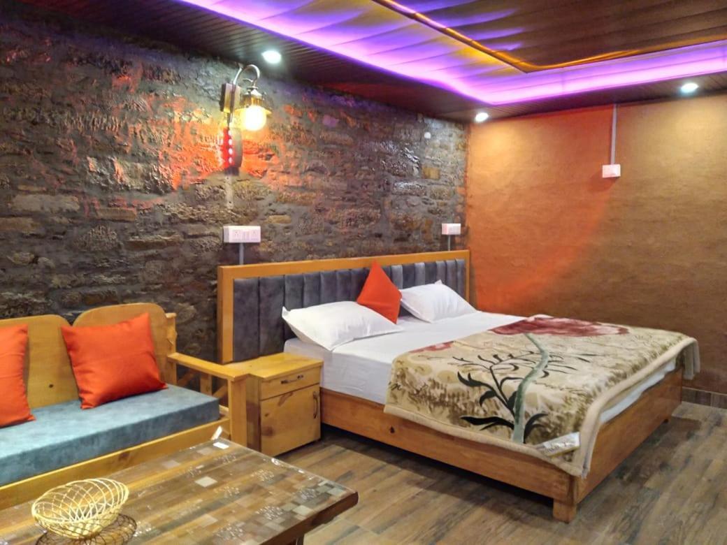 Nature Villaas Basa Homestay Pauri Esterno foto