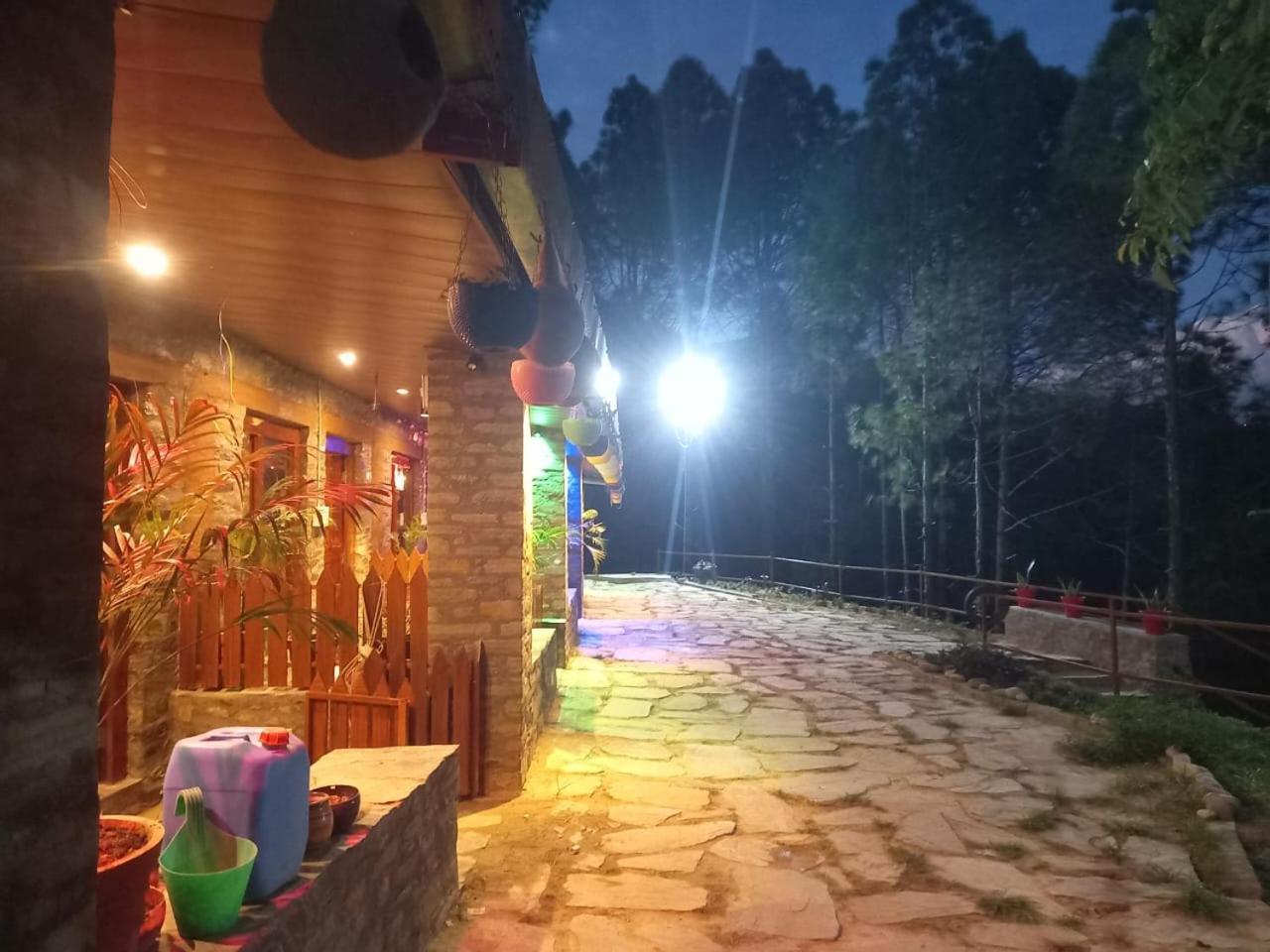 Nature Villaas Basa Homestay Pauri Esterno foto