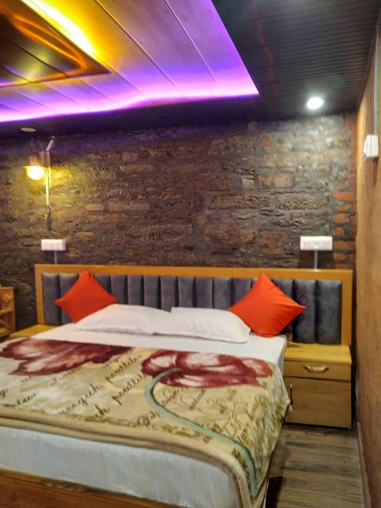 Nature Villaas Basa Homestay Pauri Esterno foto