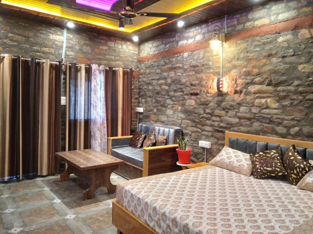Nature Villaas Basa Homestay Pauri Esterno foto