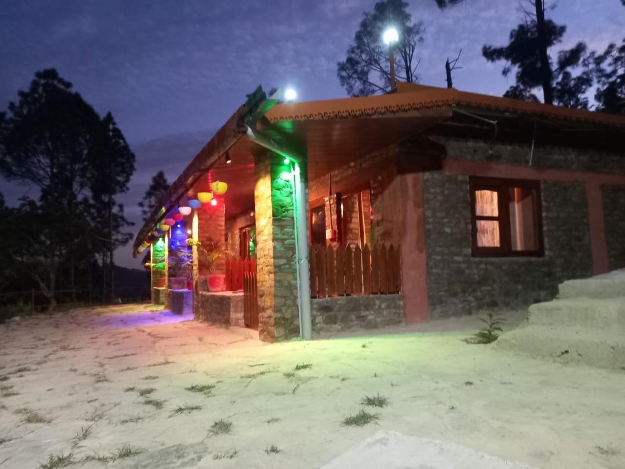 Nature Villaas Basa Homestay Pauri Esterno foto