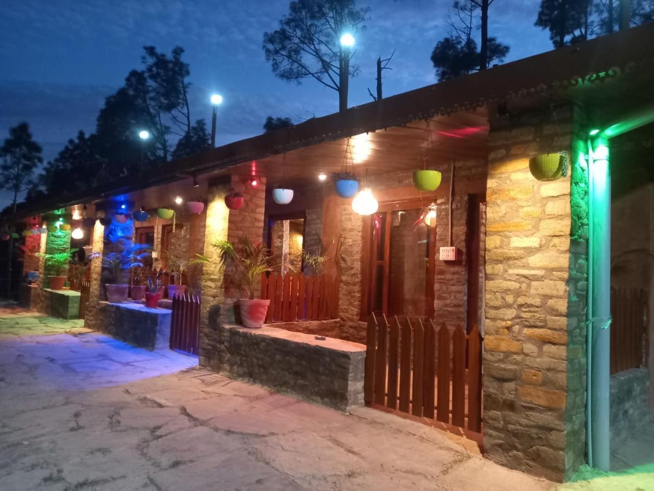 Nature Villaas Basa Homestay Pauri Esterno foto