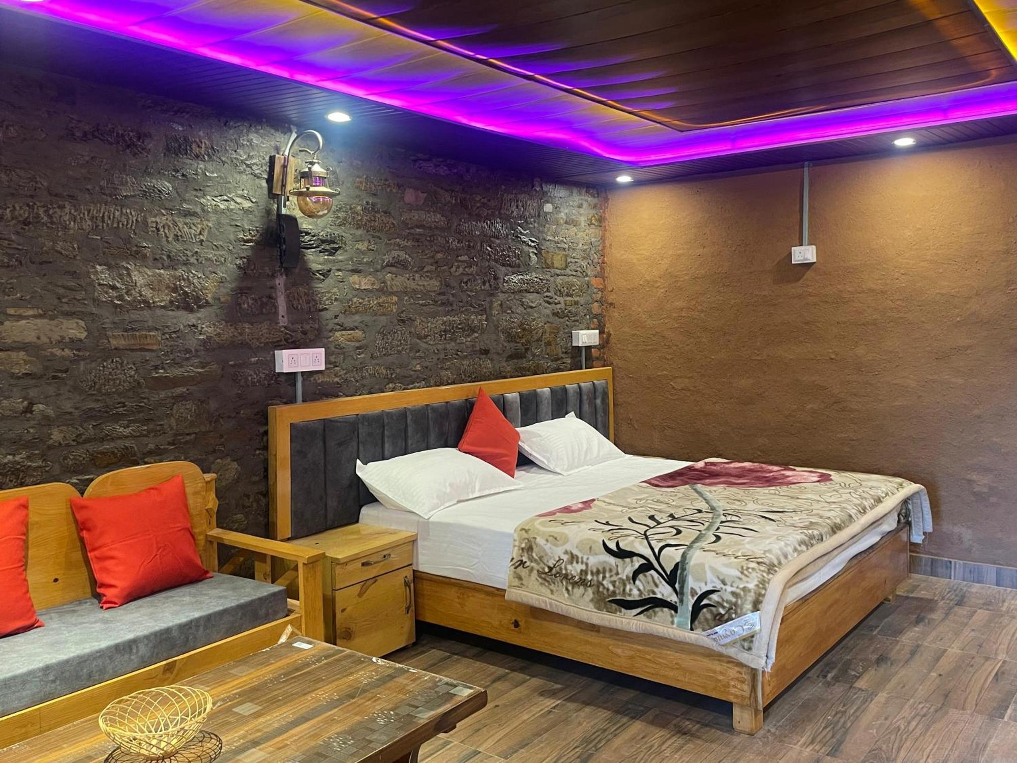Nature Villaas Basa Homestay Pauri Esterno foto