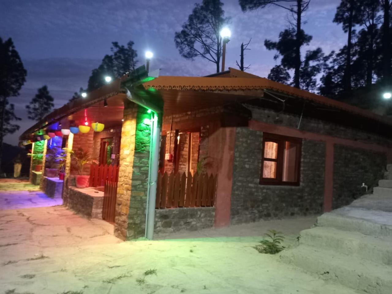 Nature Villaas Basa Homestay Pauri Esterno foto