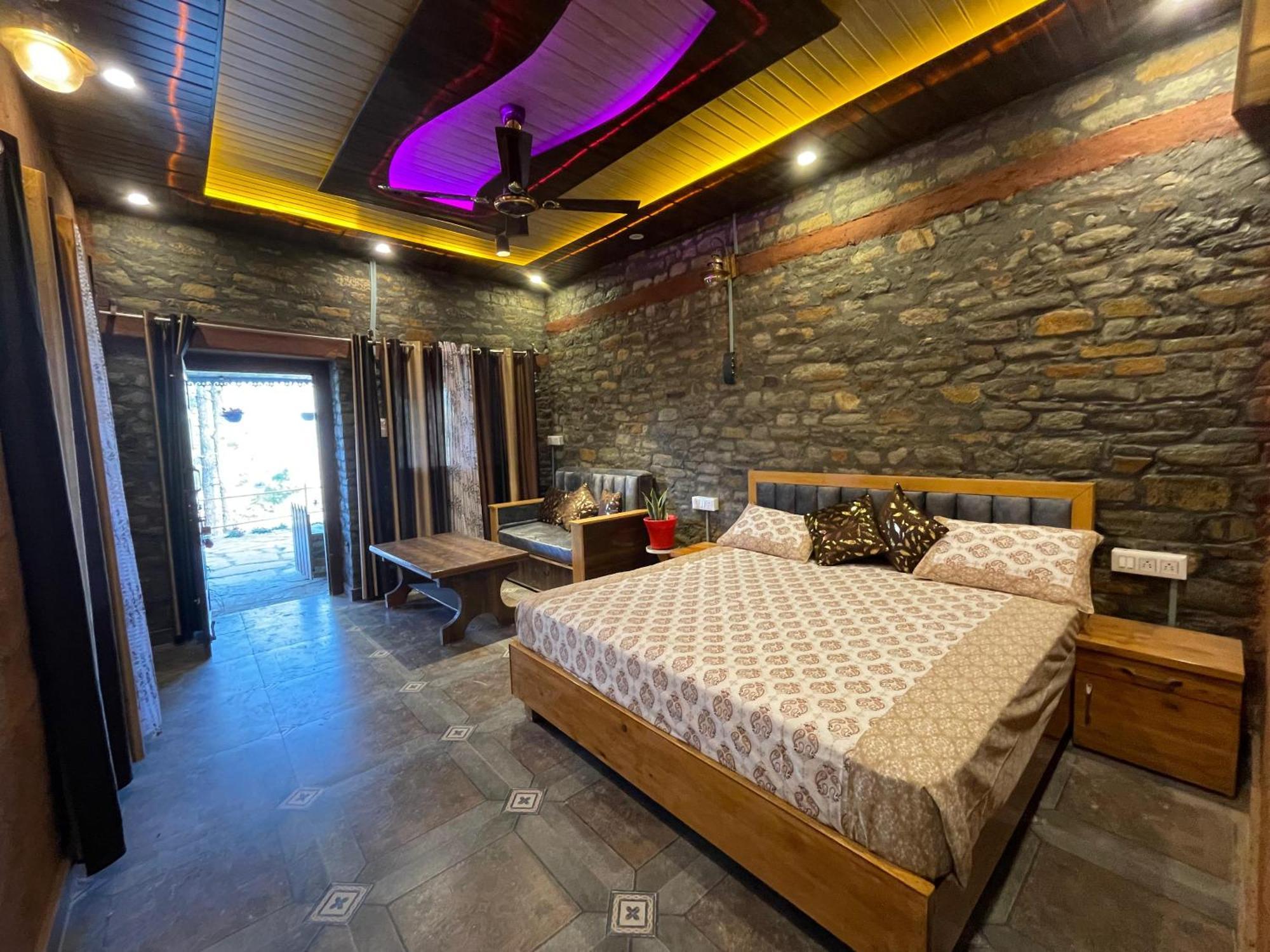 Nature Villaas Basa Homestay Pauri Esterno foto