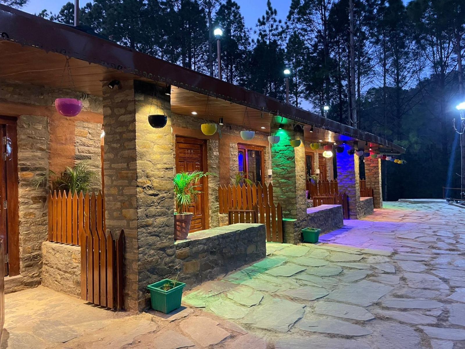 Nature Villaas Basa Homestay Pauri Esterno foto