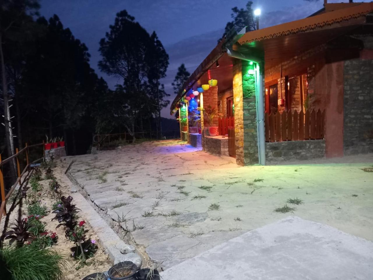 Nature Villaas Basa Homestay Pauri Esterno foto