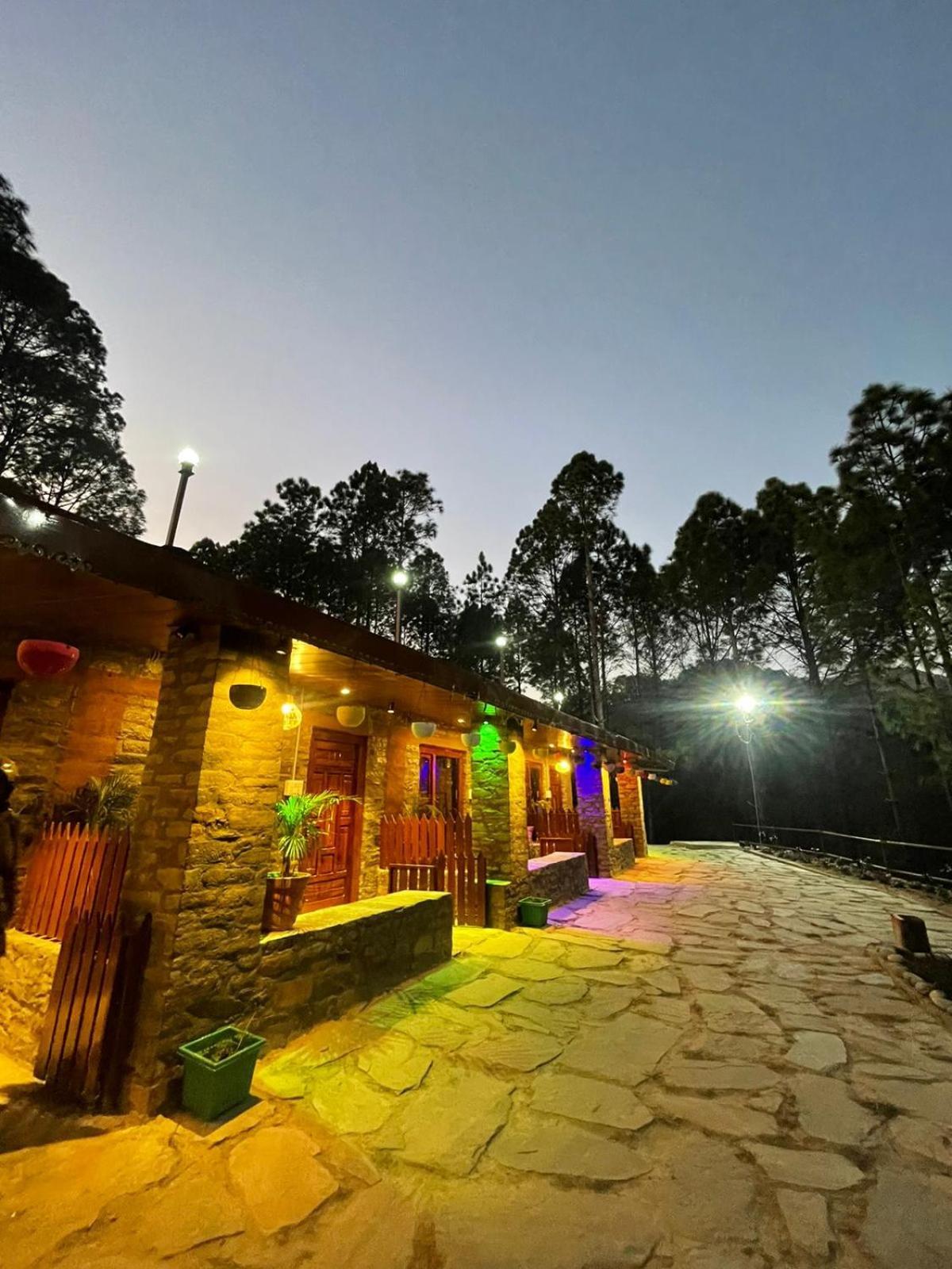 Nature Villaas Basa Homestay Pauri Esterno foto