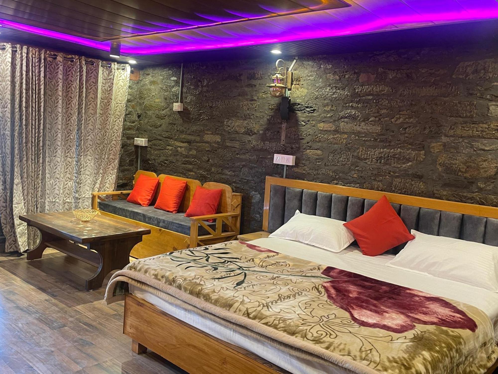 Nature Villaas Basa Homestay Pauri Esterno foto