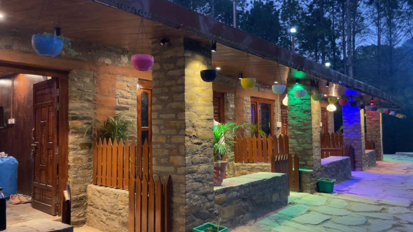 Nature Villaas Basa Homestay Pauri Esterno foto