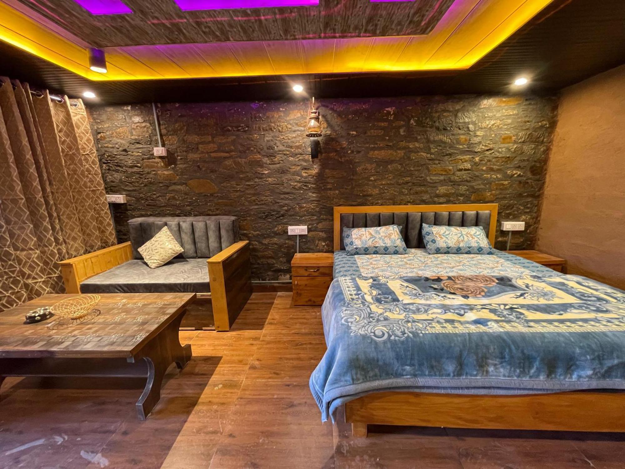 Nature Villaas Basa Homestay Pauri Esterno foto