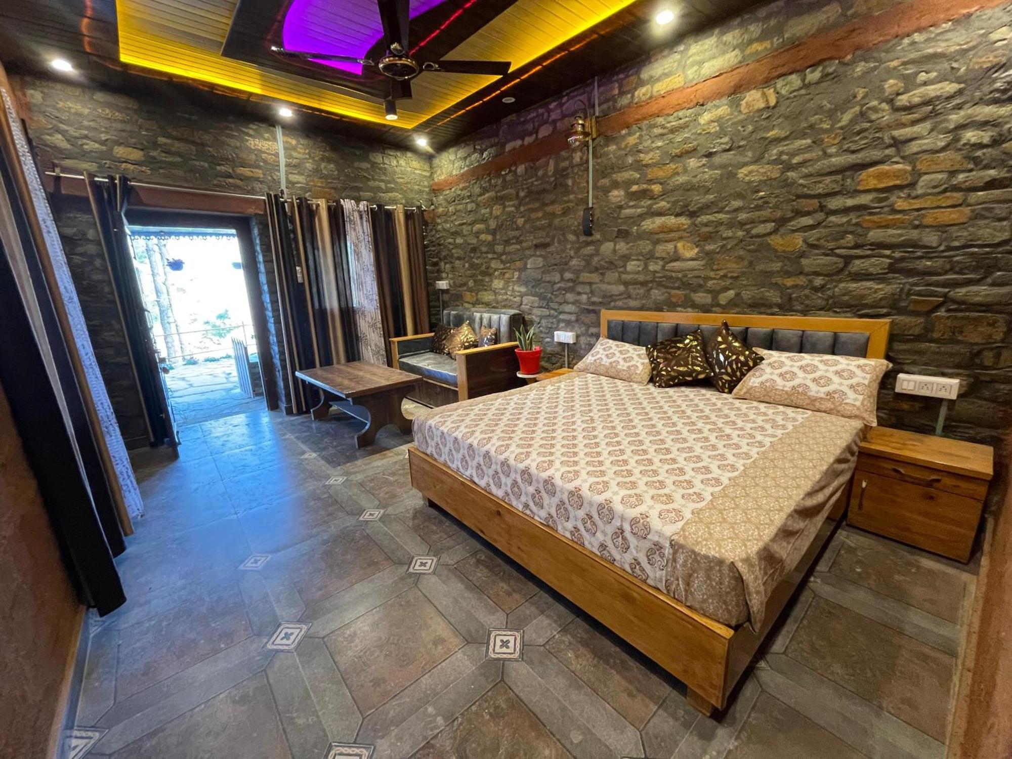 Nature Villaas Basa Homestay Pauri Esterno foto
